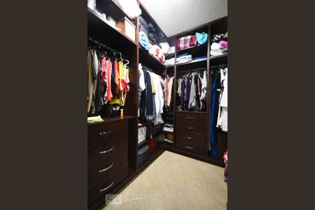 Casa à venda com 120m², 4 quartos e 2 vagas Casa à venda com 120m², 4 quartos e 2 vagasArmário da Suíte