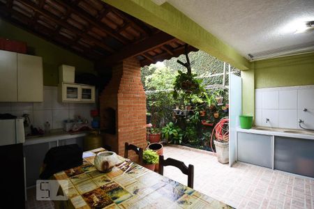 Casa à venda com 120m², 4 quartos e 2 vagas Casa à venda com 120m², 4 quartos e 2 vagasChurrasqueira