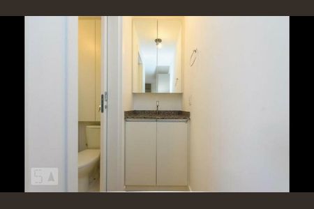 Banheiro de kitnet/studio para alugar com 1 quarto, 18m² em Prado Velho, Curitiba