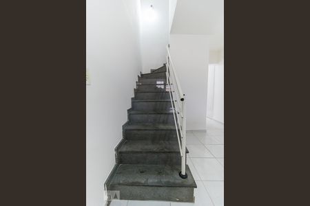Escada de casa de condomínio para alugar com 2 quartos, 65m² em Parada Xv de Novembro, São Paulo