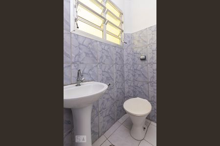 Banheiro  de casa para alugar com 1 quarto, 50m² em Vila Ré, São Paulo