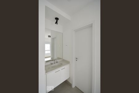 Banheiro de kitnet/studio para alugar com 1 quarto, 35m² em Sumarezinho, São Paulo
