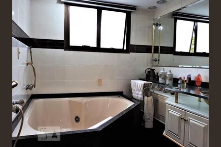 Apartamento à venda com 230m², 4 quartos e 3 vagasBanheiro do Quarto 4