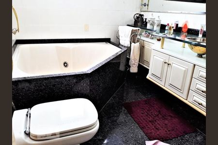 Apartamento à venda com 230m², 4 quartos e 3 vagasBanheiro do Quarto 4