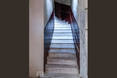 Apartamento para alugar com 80m², 2 quartos e sem vagaEscada de acesso ao imóvel