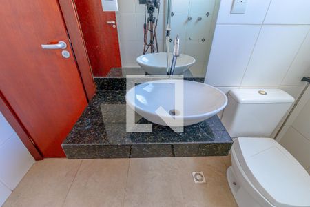 Casa de condomínio para alugar com 243m², 4 quartos e 4 vagasBanheiro da Suíte Americana