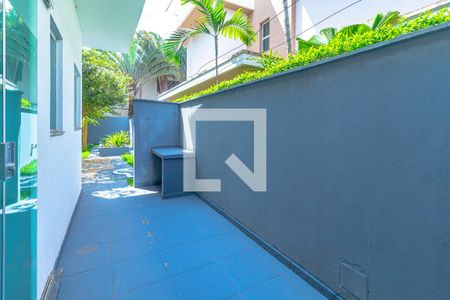 Casa de condomínio para alugar com 243m², 4 quartos e 4 vagasCorredor lateral