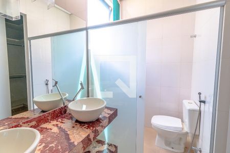 Casa de condomínio para alugar com 243m², 4 quartos e 4 vagasBanheiro da Suíte Master