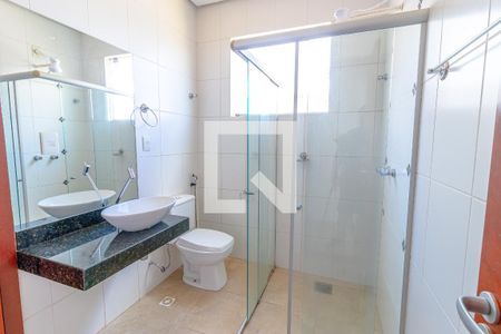 Casa de condomínio para alugar com 243m², 4 quartos e 4 vagasBanheiro da Suíte Americana