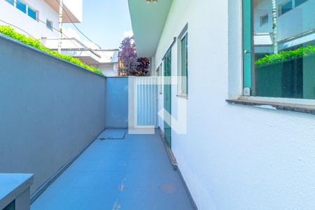 Casa de condomínio para alugar com 243m², 4 quartos e 4 vagasCorredor lateral