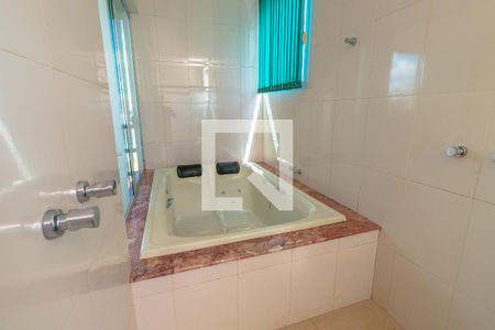 Casa de condomínio para alugar com 243m², 4 quartos e 4 vagasBanheiro da Suíte Master