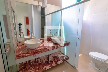 Casa de condomínio para alugar com 243m², 4 quartos e 4 vagasBanheiro da Suíte Master