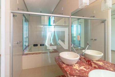 Casa de condomínio para alugar com 243m², 4 quartos e 4 vagasBanheiro da Suíte Master