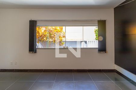 Sala de TV de casa de condomínio para alugar com 4 quartos, 243m² em Jardins Atenas, Goiânia