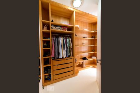 Casa à venda com 326m², 3 quartos e 6 vagasQuarto 2 suíte - armário