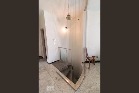 Casa à venda com 326m², 3 quartos e 6 vagasEscada para garagem