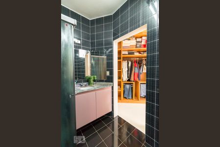 Casa à venda com 326m², 3 quartos e 6 vagasBanheiro quarto 2 suíte