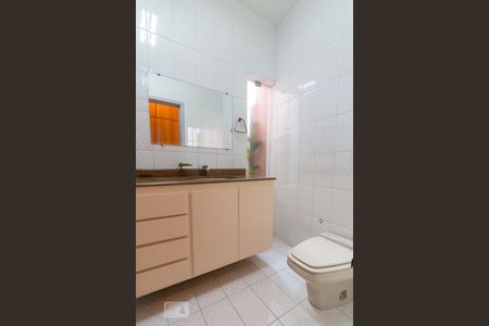 Casa à venda com 326m², 3 quartos e 6 vagasBanheiro quarto 1 suíte