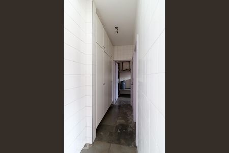 Casa à venda com 326m², 3 quartos e 6 vagasÁrea de serviço - corredor