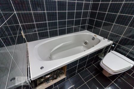 Casa à venda com 326m², 3 quartos e 6 vagasBanheiro quarto 2 suíte - banheira