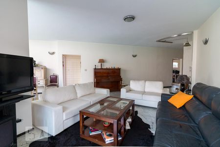 Casa à venda com 326m², 3 quartos e 6 vagasSala de estar