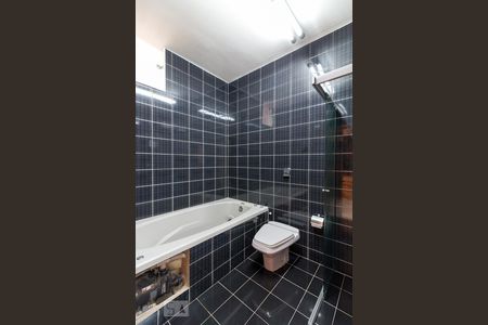 Casa à venda com 326m², 3 quartos e 6 vagasBanheiro quarto 2 suíte