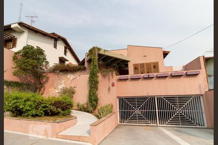 Casa à venda com 326m², 3 quartos e 6 vagasFachada da casa