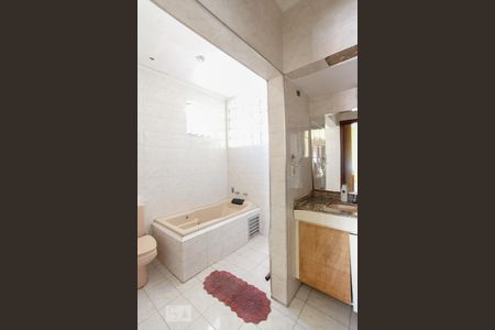 Casa à venda com 250m², 6 quartos e 3 vagasBanheiro do Quarto 4