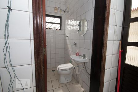 Casa à venda com 170m², 4 quartos e 4 vagasBanheiro 2