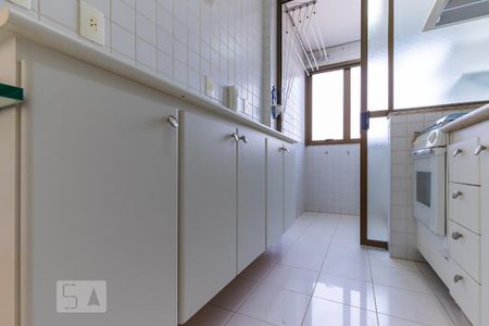 Cozinha de apartamento para alugar com 1 quarto, 59m² em Cambuí, Campinas