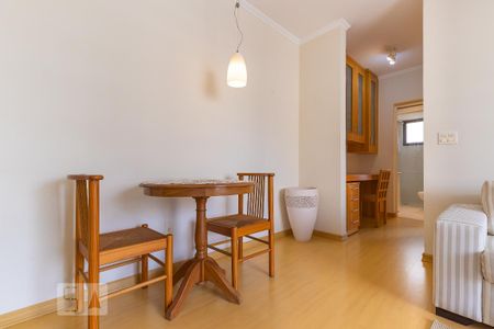 Sala - Mesa e cadeiras de apartamento para alugar com 1 quarto, 59m² em Cambuí, Campinas