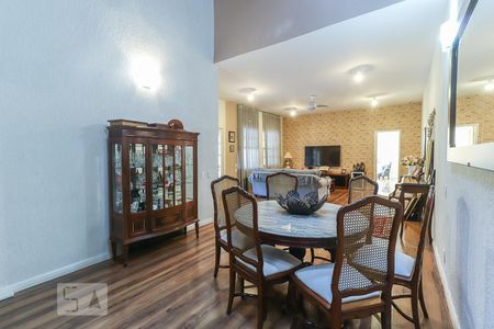 Casa de condomínio à venda com 360m², 4 quartos e 3 vagasSala