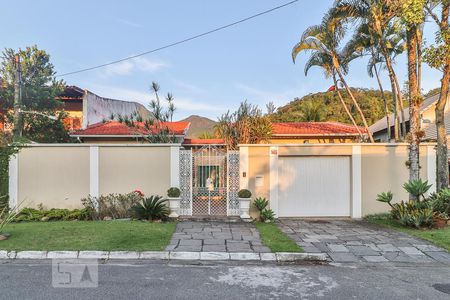 Casa de condomínio à venda com 360m², 4 quartos e 3 vagasFachada