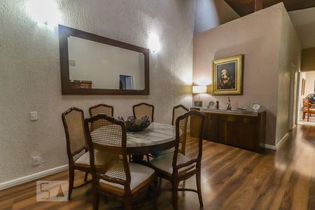 Casa de condomínio à venda com 360m², 4 quartos e 3 vagasSala