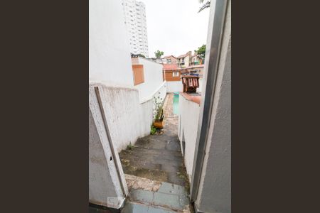 Casa à venda com 450m², 4 quartos e 8 vagasEscada para área de lazer