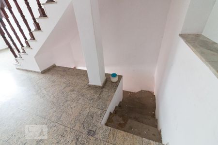 Casa à venda com 450m², 4 quartos e 8 vagasEscada para área externa