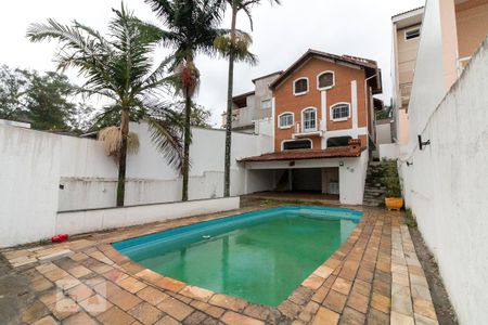 Casa à venda com 450m², 4 quartos e 8 vagasPiscina e fachada da casa - fundos