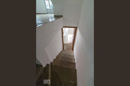 Casa à venda com 450m², 4 quartos e 8 vagasEscada para área externa