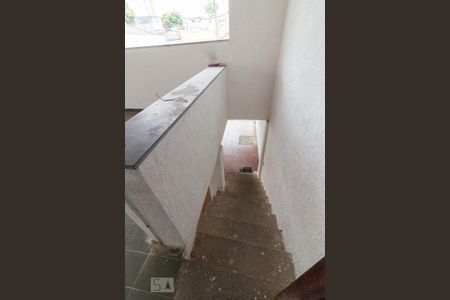 Casa à venda com 450m², 4 quartos e 8 vagasEscada para área de lazer