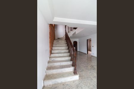 Casa à venda com 450m², 4 quartos e 8 vagasEscada para os quartos