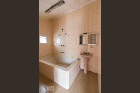 Casa à venda com 450m², 4 quartos e 8 vagasBanheiro quarto 3 suíte
