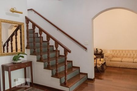 Casa para alugar com 200m², 3 quartos e 4 vagasEscada