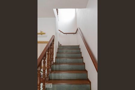 Casa para alugar com 200m², 3 quartos e 4 vagasEscada