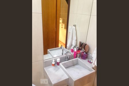 Casa à venda com 180m², 3 quartos e 2 vagasBanheiro