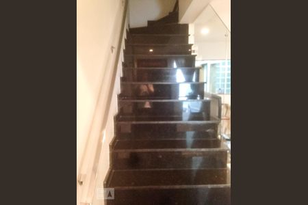 Casa à venda com 180m², 3 quartos e 2 vagasEscadas