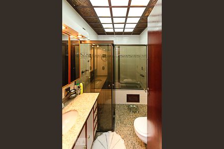 Casa à venda com 286m², 5 quartos e 8 vagas Casa à venda com 286m², 5 quartos e 8 vagasBanheiro Social