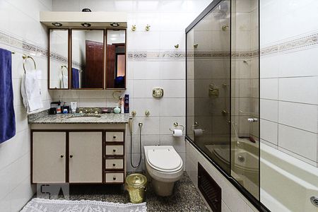 Casa à venda com 286m², 5 quartos e 8 vagas Casa à venda com 286m², 5 quartos e 8 vagasBanheiro da suite