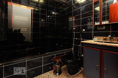 Casa à venda com 286m², 5 quartos e 8 vagas Casa à venda com 286m², 5 quartos e 8 vagasBanheiro da Suite 02