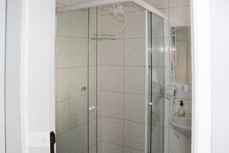 Banheiro de kitnet/studio para alugar com 1 quarto, 23m² em Centro, Curitiba