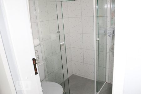 Banheiro de kitnet/studio para alugar com 1 quarto, 23m² em Centro, Curitiba